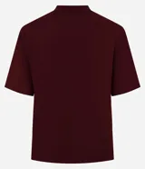 Remera femenina de manga corta color bordó, con cuello redondo y una aplicación figurativa en forma de lazo en la parte delantera, hecha en tejido fruncido que crea relieve. Confeccionada en algodón certificado BCI.