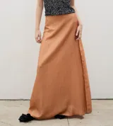 Falda larga de corte semi acampanado, confeccionada en tela con textura arrugada y acabado satinado.