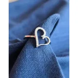Anillo de plata 925 con diseño de corazón calado adornado con pequeñas zirconias brillantes.