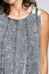 Musculosa de felpa francesa con efecto acid wash, corte en línea A y tirantes ajustables con hebilla en los hombros. Presenta costuras verticales decorativas y bajo acampanado.