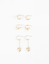 Set de tres pares de aros plateados: un par de argollas lisas, un par de argollas con dije de estrella y un par de aros colgantes con cadena y dije de corazón con piedra de cristal incrustada.