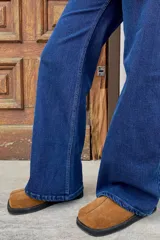 Pantalón de jean azul oscuro, corte wide leg y tiro medio alto.