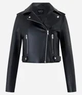 Campera biker de poliuretano color marrón oscuro, con cuello con solapas, cierre frontal de cremallera metálica, bolsillos laterales con cierre y detalles de botones a presión.