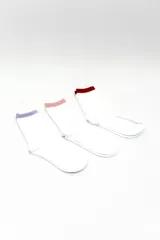 Pack de tres pares de medias blancas tipo crew, con elástico superior en tonos lila, rosado y bordó.