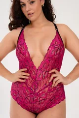 Body fucsia de puntilla elastizada con breteles elásticos regulables cruzados en la espalda y broche en la entrepierna con fundillo de algodón.