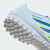 Championes de fútbol Adidas Predator Club para pasto sintético, color celeste con detalles en azul y amarillo. Presentan un diseño aerodinámico con tecnología PowerSpine para mayor estabilidad y NanoStrike para precisión en el movimiento.