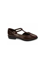 Zapato plano Daniel Cassin modelo Sirt, color marrón, tipo Mary Jane con tira en T y hebilla metálica ajustable, punta fina y suela baja.
