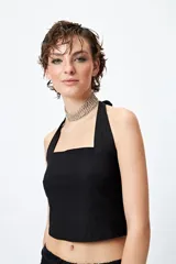 Top negro elastizado de escote recto y espalda abierta con tiras.