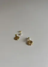 Aros colgantes de plata 925 bañados en oro, con perla de río y broche mariposa.