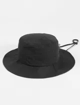 Gorro tipo bucket de poliéster color negro, con ala ancha y cordón ajustable.