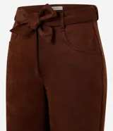 Pantalón de gamuza color marrón chocolate, de corte recto y tiro alto, con cinturón de tela a tono.