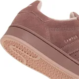 Championes adidas modelo Campus 00s, confeccionados en gamuza de color rosado con las icónicas tres tiras laterales perforadas y suela de goma a tono.
