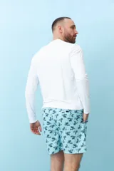 Bermuda de hombre azul con estampado de flores blancas y cordón ajustable en la cintura.