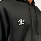 Canguro deportivo Umbro de color negro, con capucha ajustable mediante cordones, mangas largas con puños elásticos y logo de la marca estampado en el pecho.