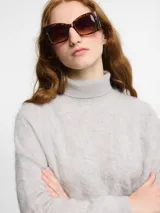 Sweater negro de tejido fino con textura peluche y cuello alto estilo tortuga. Modelo de corte holgado.