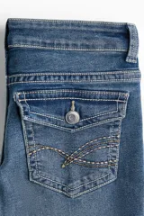 Jean de denim azul con leve stretch, corte ajustado de cintura a cadera y acampanado desde la rodilla al bajo. Modelo de tiro bajo con cierre y botón, bolsillos delanteros abiertos y bolsillos traseros con solapa y botón.