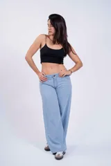 Pantalón de jean celeste, de corte wide leg y tiro bajo.