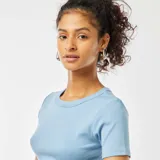 Camiseta cropped de manga corta color azul claro, con cuello redondo y corte ajustado.