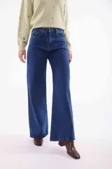 Jean de mezclilla azul oscuro, tiro alto, corte ancho y pierna acampanada.