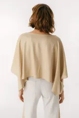 Blusa blanca de lino, con escote bote y corte amplio y holgado.