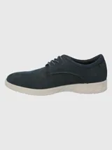 Zapato casual de hombre Hush Puppies modelo Spinal Street, confeccionado en cuero gamuzado color azul marino. Presenta cierre mediante cordones al tono, interior forrado y una suela de EVA y goma en color beige que ofrece amortiguación y retorno de energía. Incluye tecnología Dual Fit con doble plantilla extraíble para un ajuste personalizado.