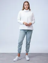 Buzo de jersey color lila con cuello alto y tajos laterales.