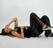 Pantalón de lino color beige con detalle de red en los laterales.