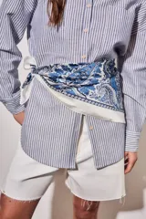 Bandana de poliéster con estampado paisley en tonos azules y blancos sobre fondo claro.