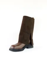 Bota de cuero negra con caña alta y detalle volcado en la parte superior. Taco bajo y puntera redondeada.