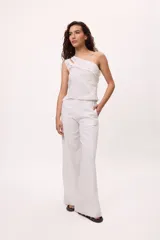 Pantalón blanco de lino y algodón, de corte recto y tiro alto.