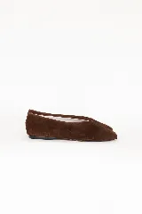 Chatas de cuero nobuck color chocolate, con punta fina y diseño plano.