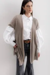 Saco abierto color beige de tejido de punto con lurex.