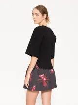 Sweater negro de tejido de punto acanalado, con mangas 3/4 amplias y corte holgado.