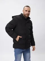 Campera de nylon acolchada en color azul marino, con cierre frontal y botones a presión, bolsillos laterales y capucha desmontable.