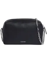 Cartera bandolera Calvin Klein modelo Camera, color negro con textura granulada y logo de la marca en el frente. Tiene correa de cadena plateada y cierre superior con cremallera.