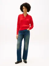 Sweater de punto trenzado color rojo de Tommy Hilfiger, con cuello tipo polo, cierre frontal parcial con botones dorados y hombros caídos.