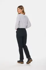 Pantalón recto de gabardina azul con spandex y elástico en la cintura.