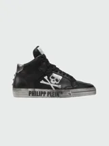 Zapatillas de caña alta Philipp Plein modelo Retrokickz™ color negro con detalles plateados, confeccionadas en cuero. Presentan calavera y huesos cruzados en el lateral, nombre de la marca en la suela y tachas en el talón.