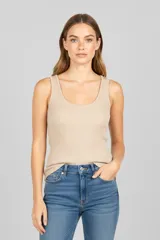 Musculosa gris de bretel ancho y cuello redondo, confeccionada en tejido de punto acanalado.