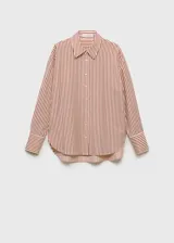 Camisa de corte recto y diseño a rayas verticales en tonos terracota y blanco, con cuello camisero, cierre frontal de botones y mangas largas con puños abotonados.