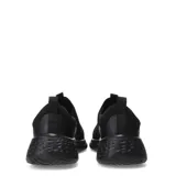 Championes deportivos Umbro tipo slip-on, color negro, confeccionados en tejido de punto transpirable con suela de goma texturizada y logo de la marca en el lateral.
