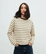 Blusa de corte oversize confeccionada en una mezcla de algodón y poliéster, con diseño de rayas horizontales. Presenta cuello redondo en color contrastante y mangas largas con caída relajada.