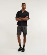 Bermuda de jeans para hombre, color gris oscuro con efecto lavado y desgastado. Modelo recto con cintura fija, trabillas, cierre tradicional y bolsillos.