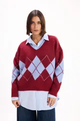 Sweater de punto con escote en V y calce relajado, con diseño de rombos en color bordó y celeste.