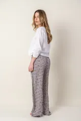 Pantalón de corte amplio con estampado a cuadros y flores en tonos beige y lila.
