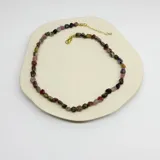 Collar de cuentas irregulares de turmalina en tonos variados, con cierre y cadena de extensión con baño de oro.