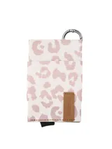 Tarjetero compacto marca Terrano con tecnología de protección RFID, forrado en tela con estampado animal print tipo leopardo en tonos rosado y blanco. Incluye una etiqueta frontal de cuerina marrón con el logo grabado y un aro metálico superior con gancho tipo llavero.
