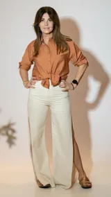 Camisa color ladrillo, de mangas 3/4 con botones para sujetar, cuello clásico y cierre frontal con botones.