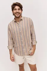 Camisa de manga larga de lino con diseño a rayas en tonos celestes y blancos, cuello camisero clásico y cierre frontal de botones.