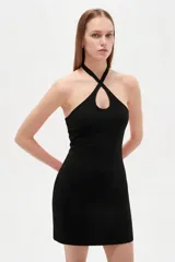 Vestido corto de viscosa color negro, ajustado al cuerpo, con cuello halter cruzado y detalle de abertura superior.